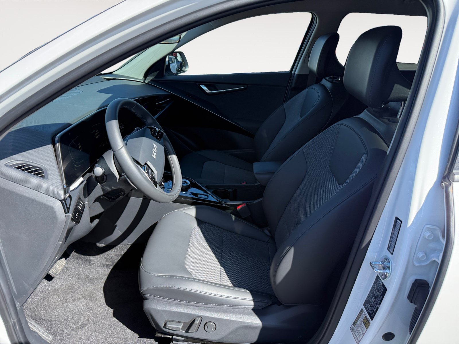 Certified Used 2025 Snow White Pearl Kia EX image 10