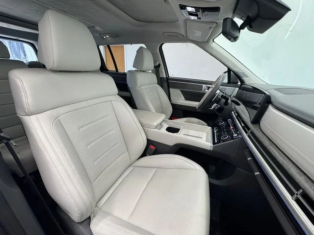 Used 2025 Shimmering Silver Pearl Hyundai Calligraphy image 39