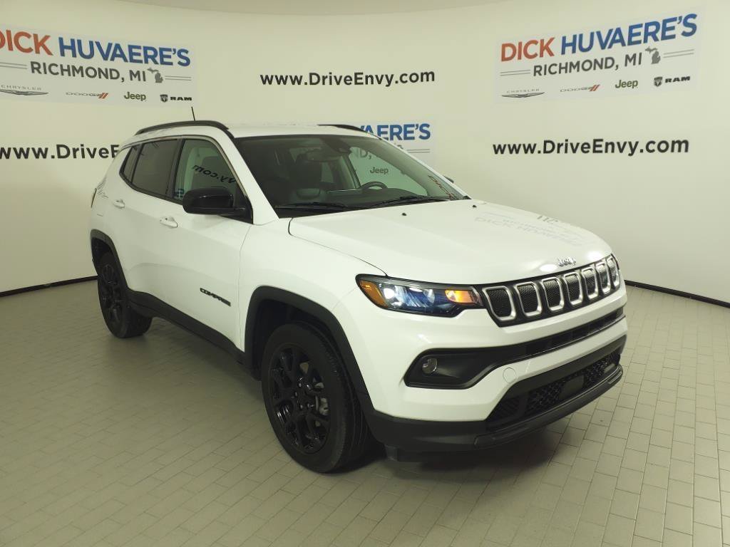 Used 2022 White Jeep Latitude Lux image 3