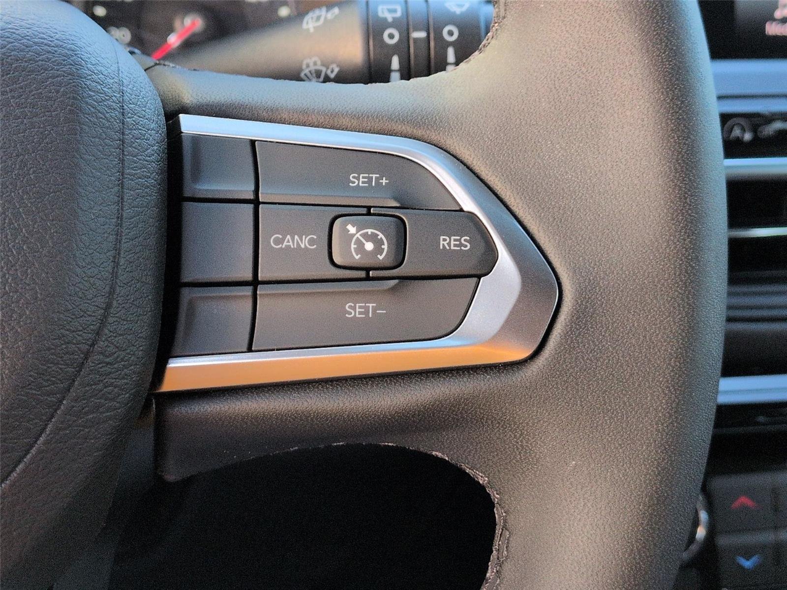 Used 2024 Baltic Gray Metallic Clearcoat Jeep Latitude image 21