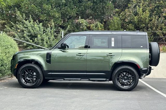 New 2026 Woolstone Green Land Rover X-Dynamic SE image 2