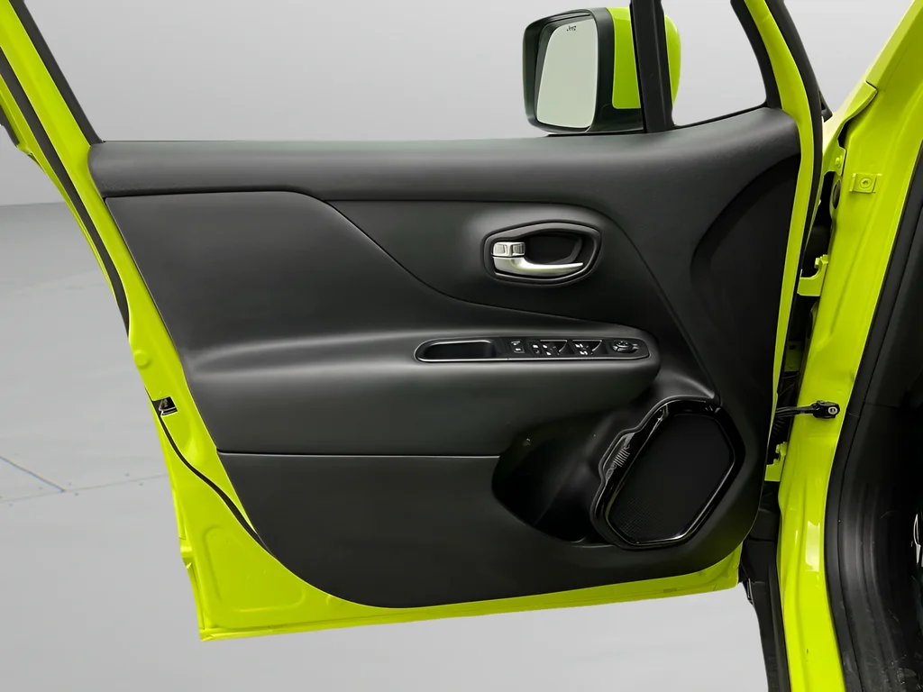 Used 2018 Hypergreen Clearcoat Jeep Latitude image 22