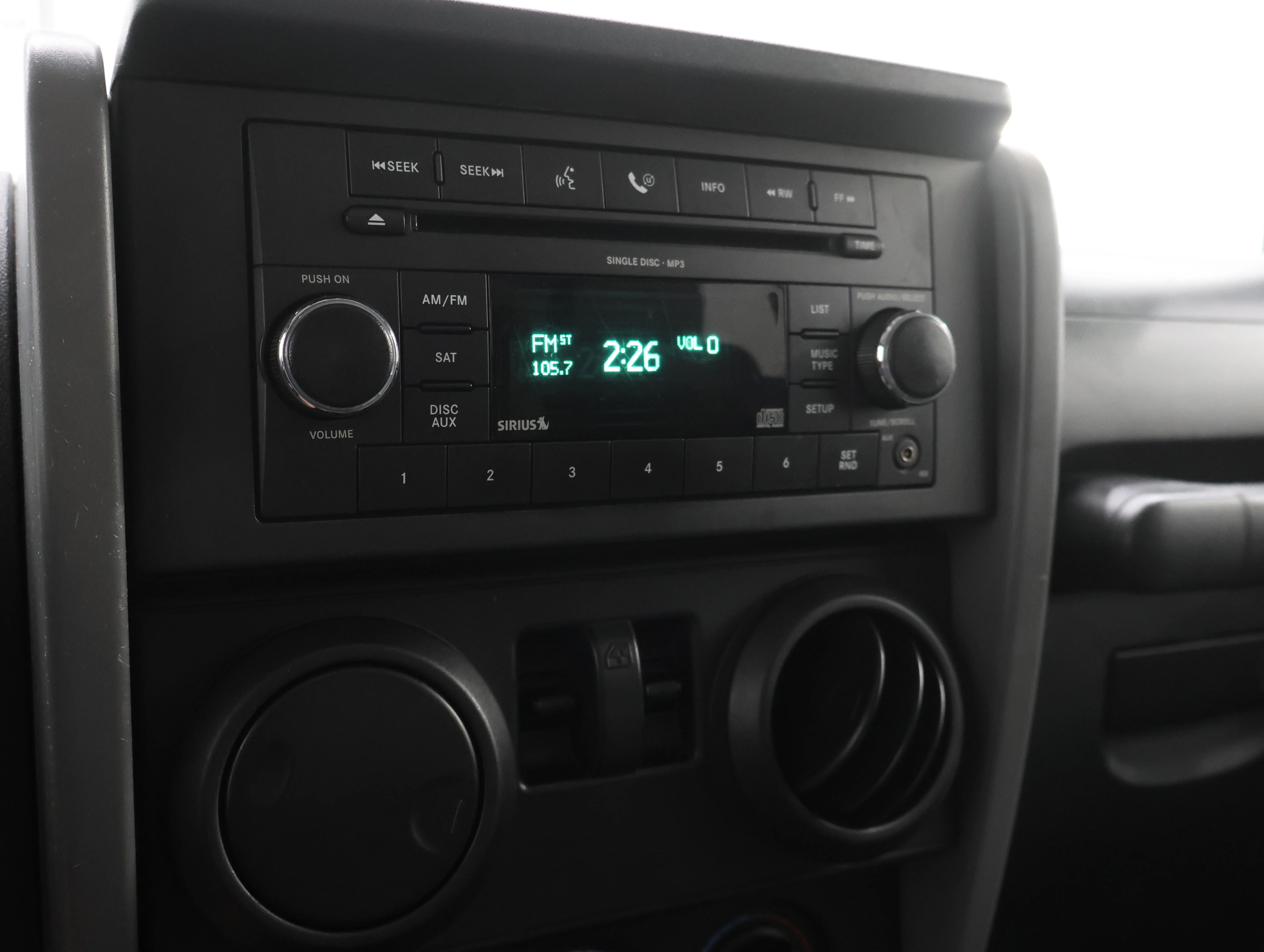 Used 2009 Red Rock Crystal Pearl Jeep X image 34