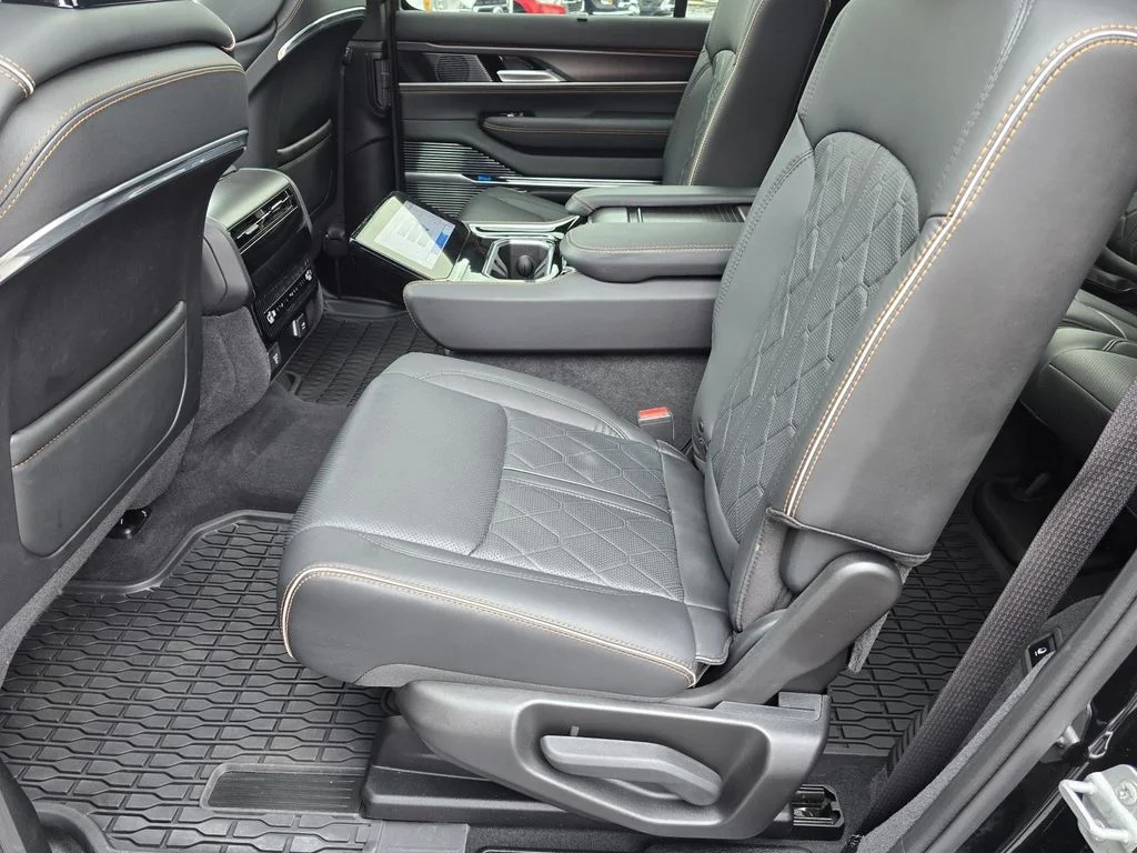 Used 2024 Diamond Black Crystal Pearlcoat Jeep Series III Obsidian image 10