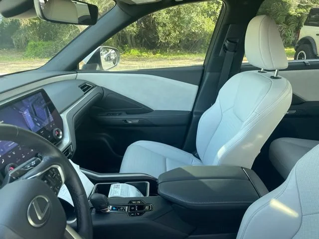 Certified Used 2025 Pearl Lexus TX 350 Premium image 9