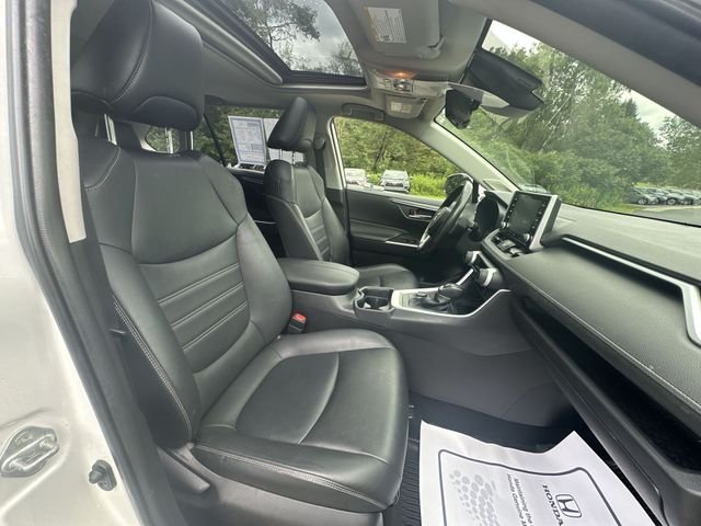 Used 2021 White Toyota XLE Premium image 27