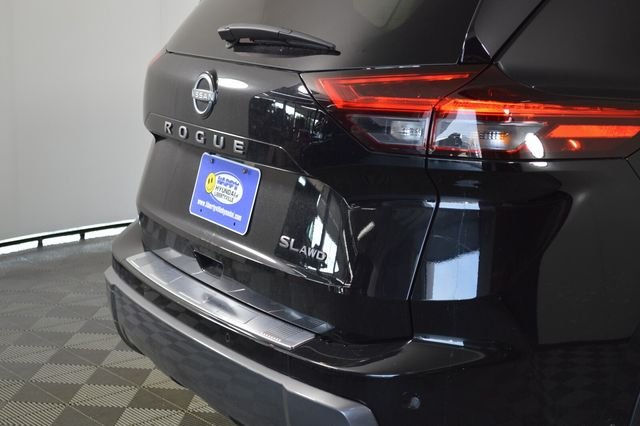 Used 2025 Black Nissan SL image 7