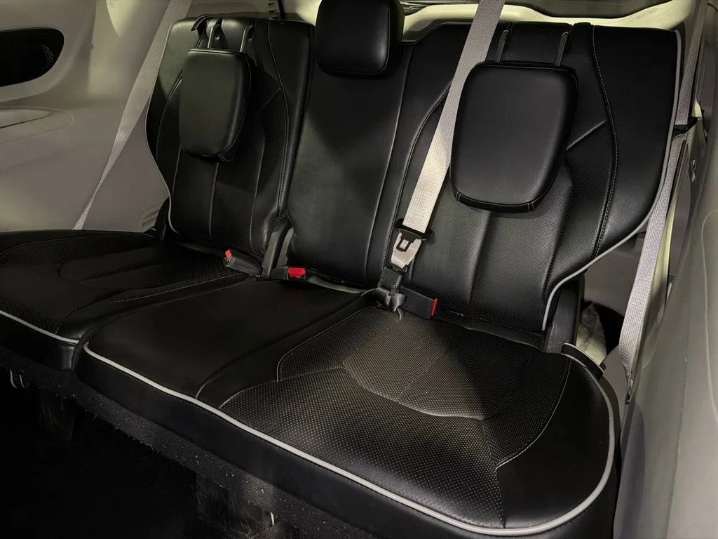 Used 2024 Brilliant Black Crystal Pearlcoat Chrysler Limited image 15