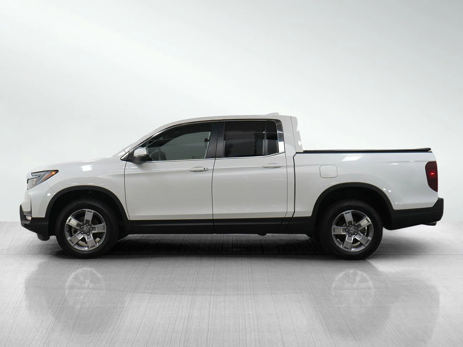 Used 2025 White Honda ridgeline image 2
