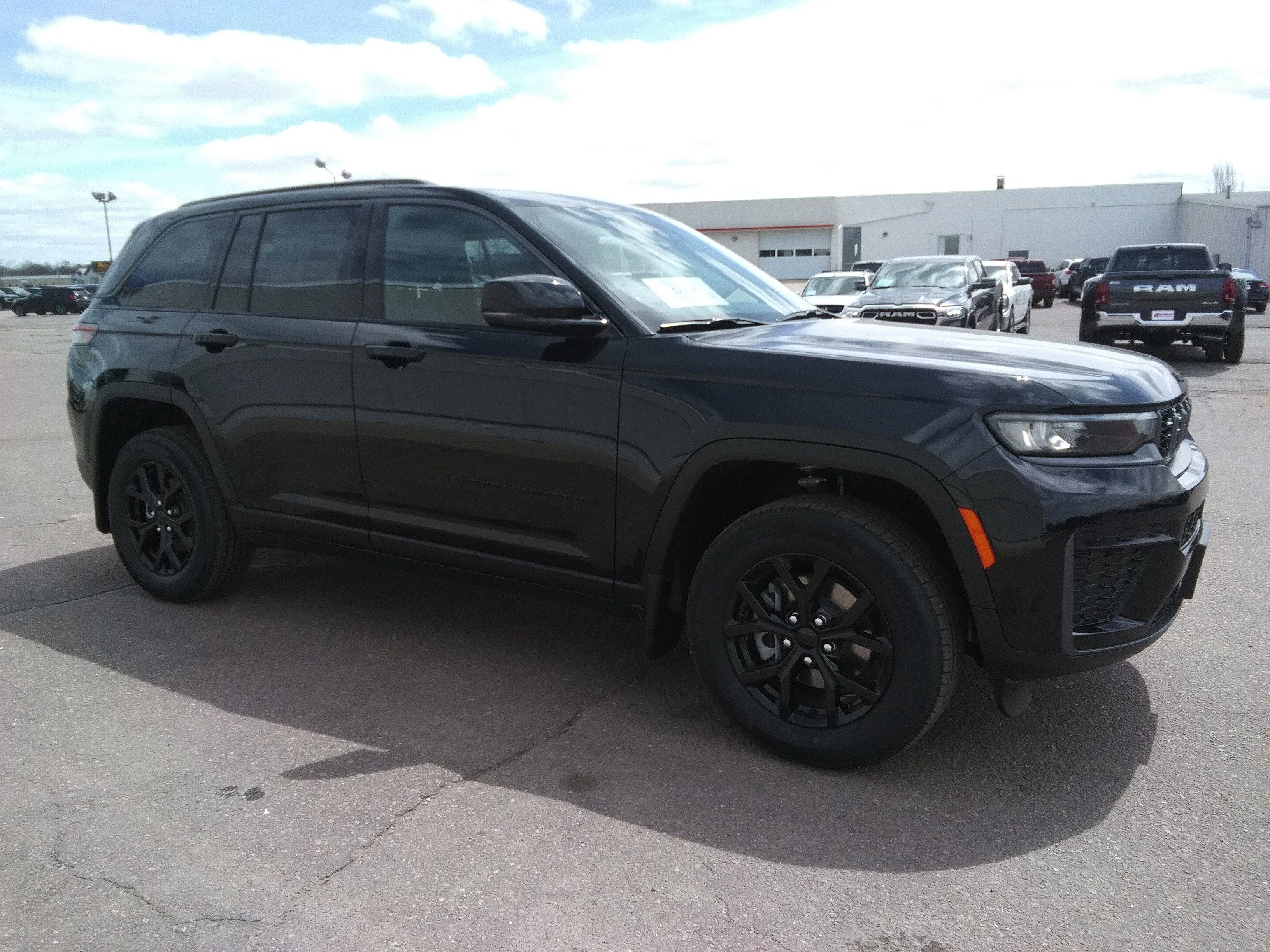 New 2026 Diamond Black Crystal Pearl-Coat Exterior Paint Jeep Altitude image 4