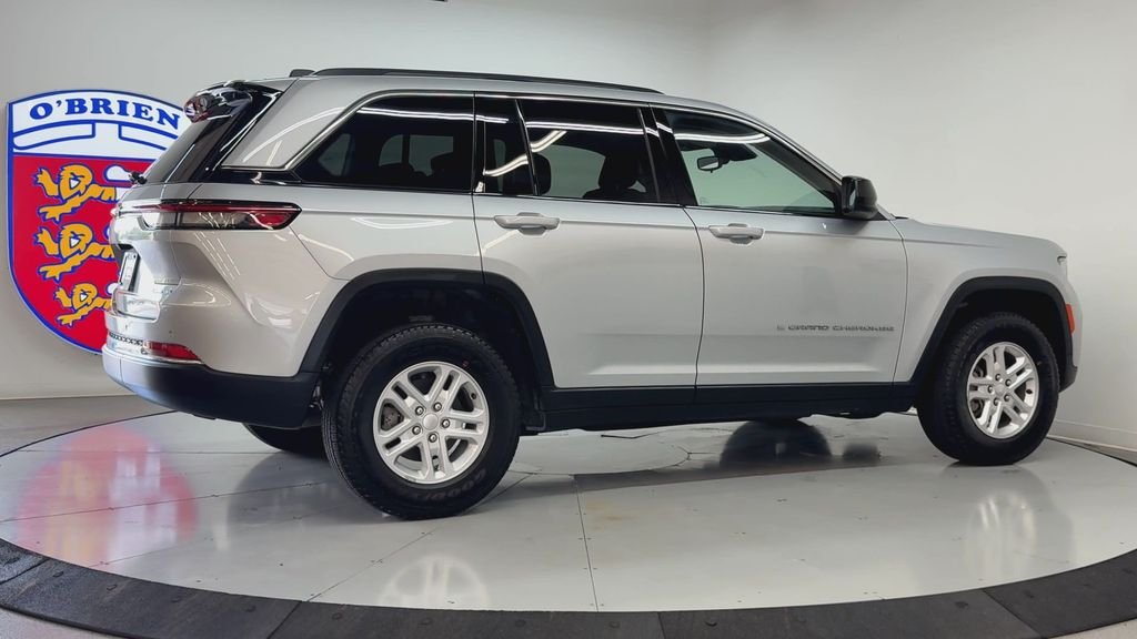 Used 2023 Silver Jeep Laredo image 4