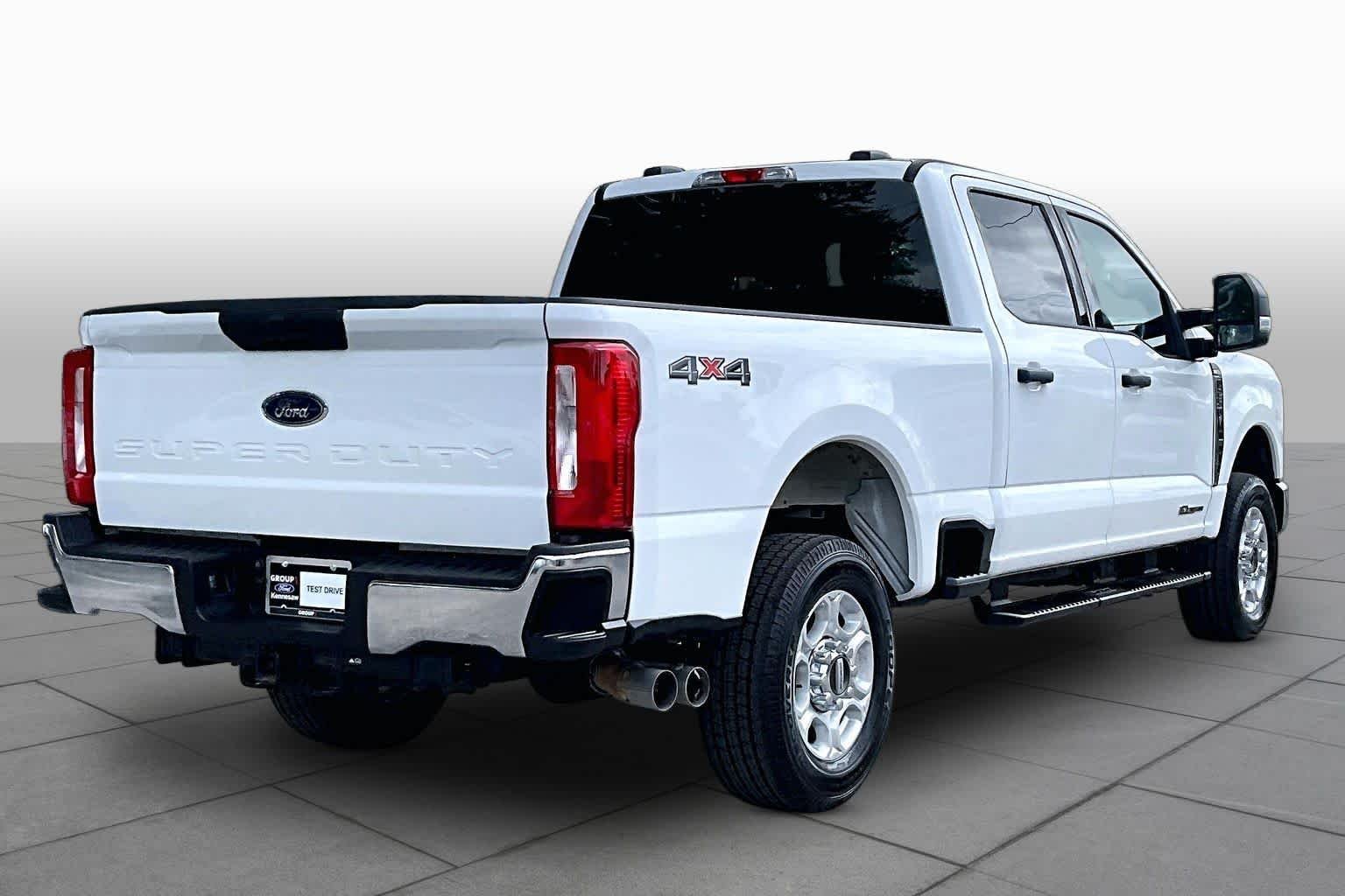 Used 2025 Oxford White Ford XLT image 13