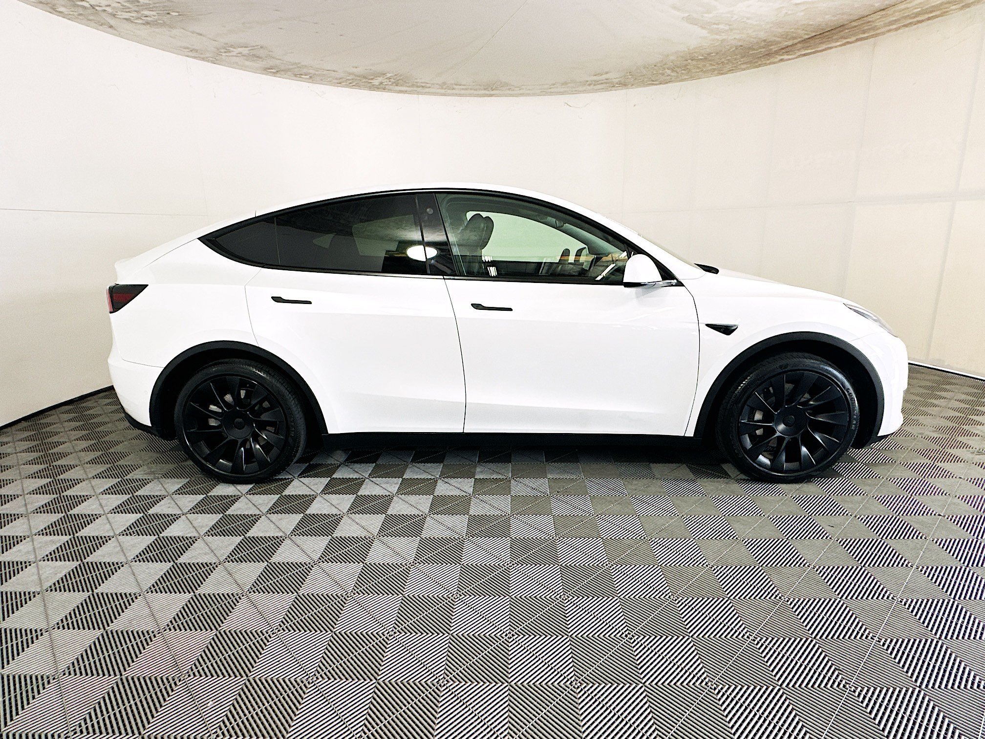 Used 2021 White Tesla Standard Range image 2