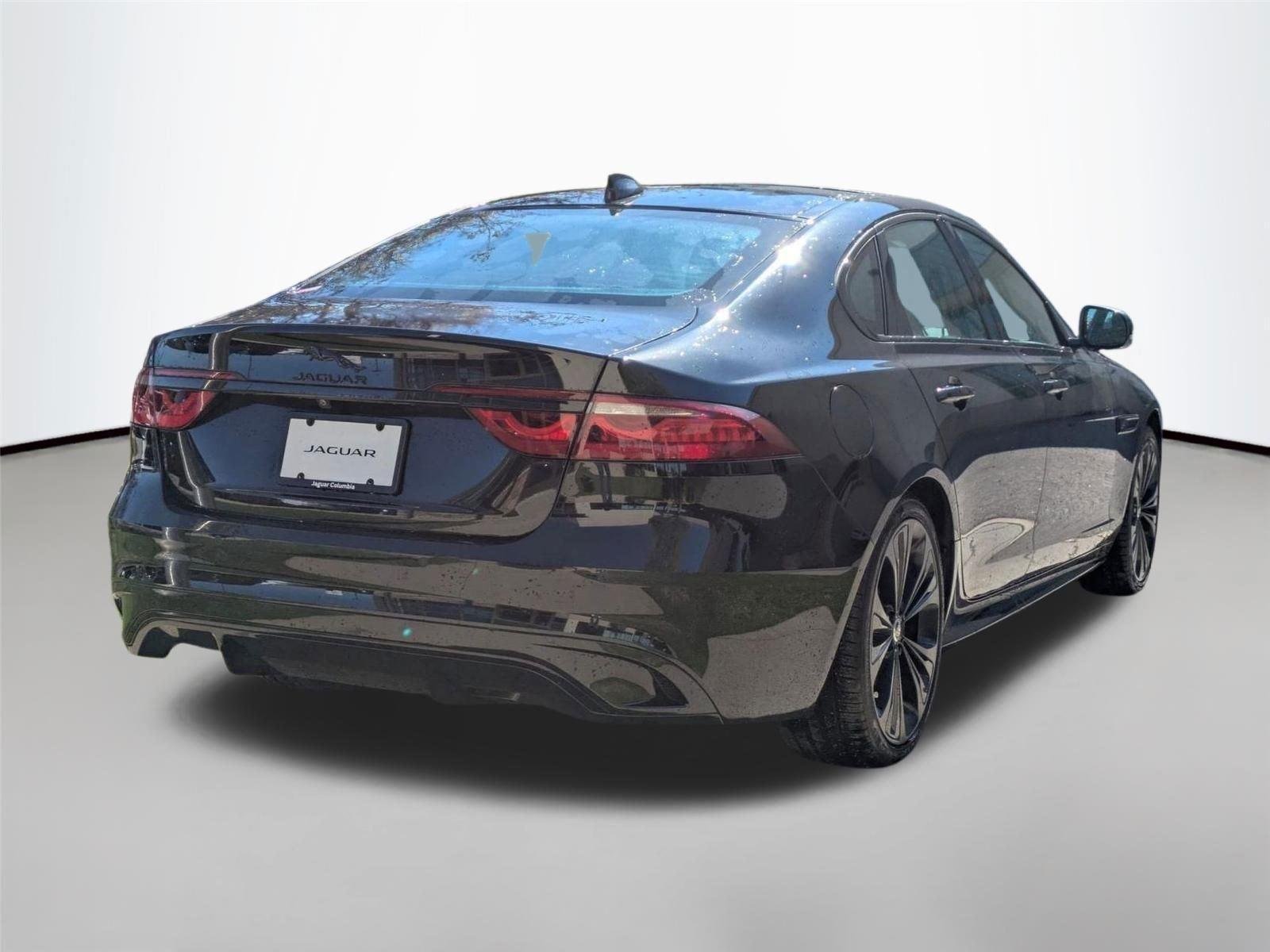 Used 2024 Santorini Black Metallic Jaguar R-Dynamic SE image 5
