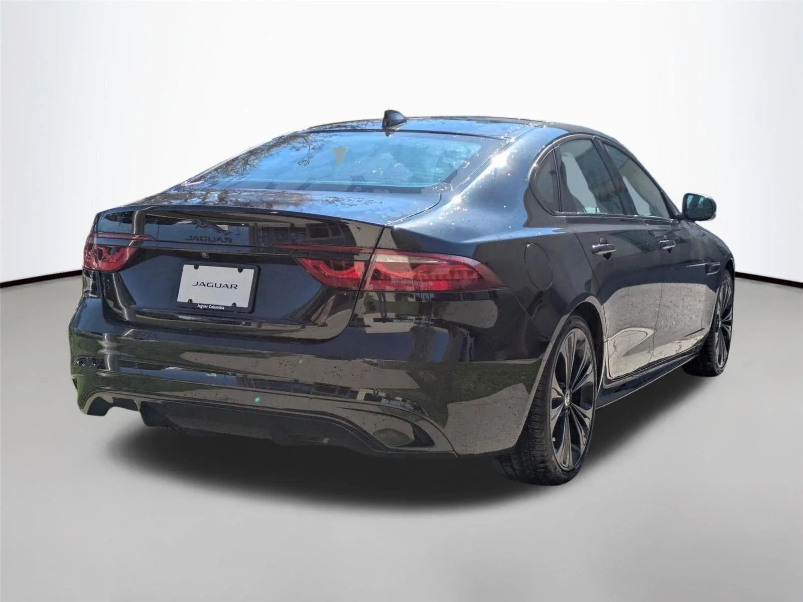 Used 2024 Santorini Black Metallic Jaguar R-Dynamic SE image 5