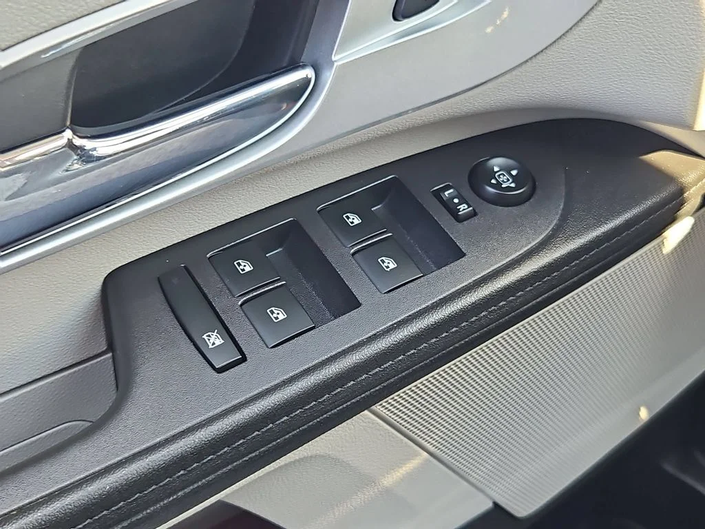 Used 2016 Iridescent Pearl Tricoat Chevrolet LT image 11