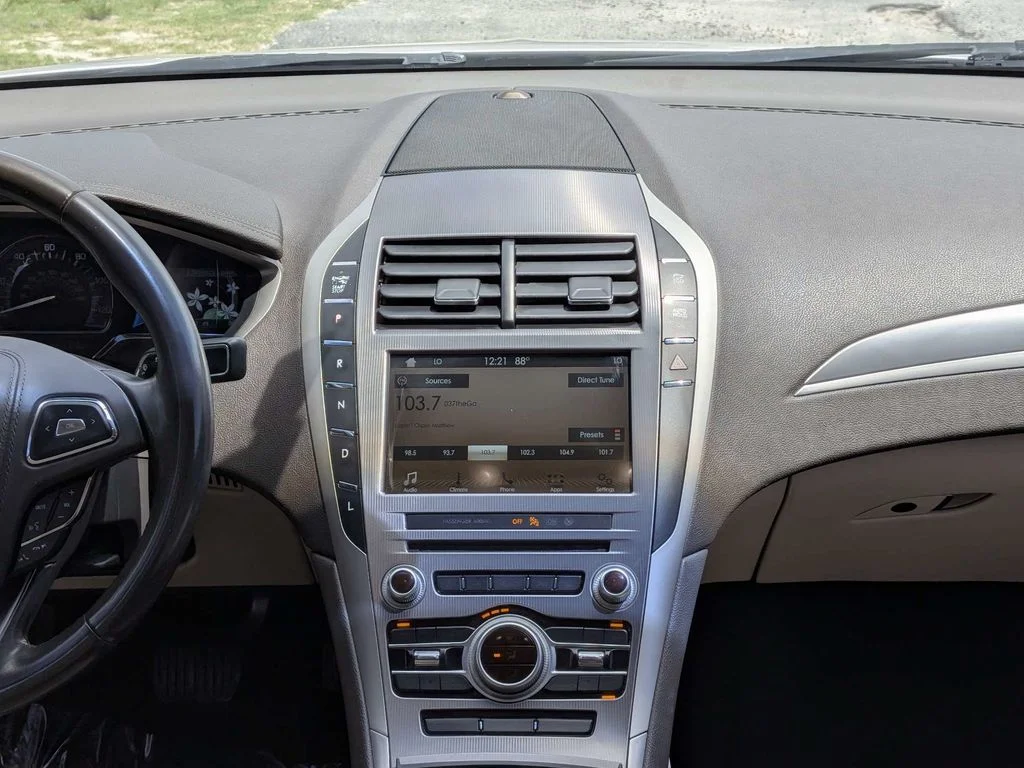 Used 2017 White Lincoln Premiere image 16