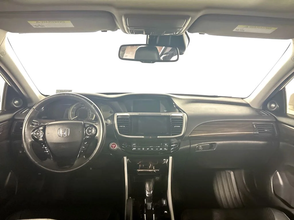 Used 2017 White Honda Touring image 12