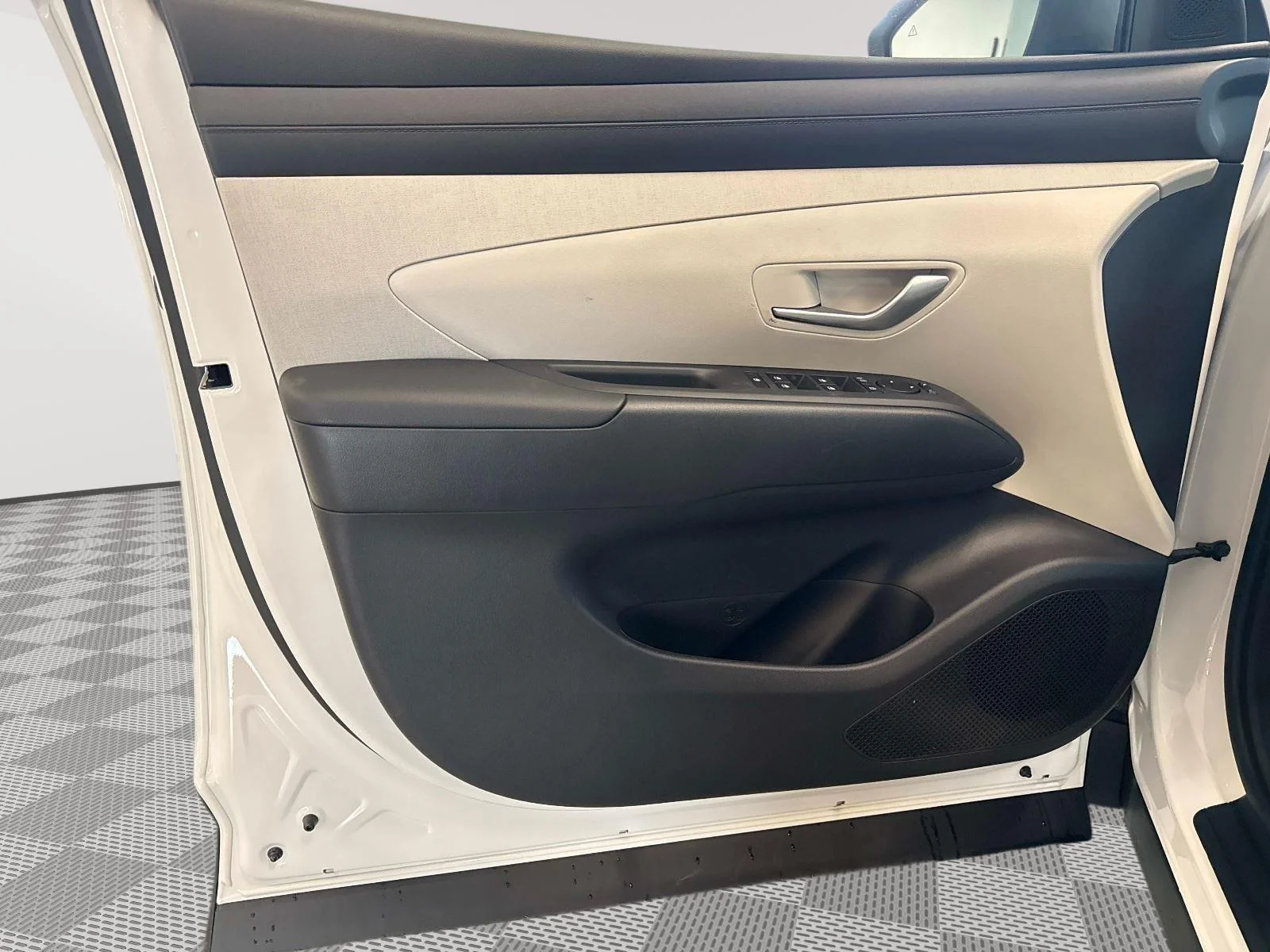 New 2025 Creamy White Pearl Hyundai SEL image 17