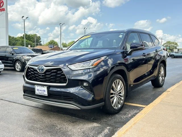 Used 2022 Gray Toyota Platinum image 5