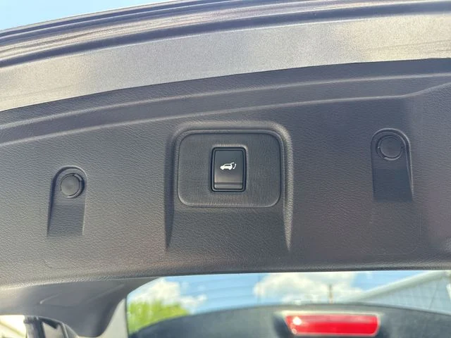 Used 2020 Gray Nissan Platinum image 13
