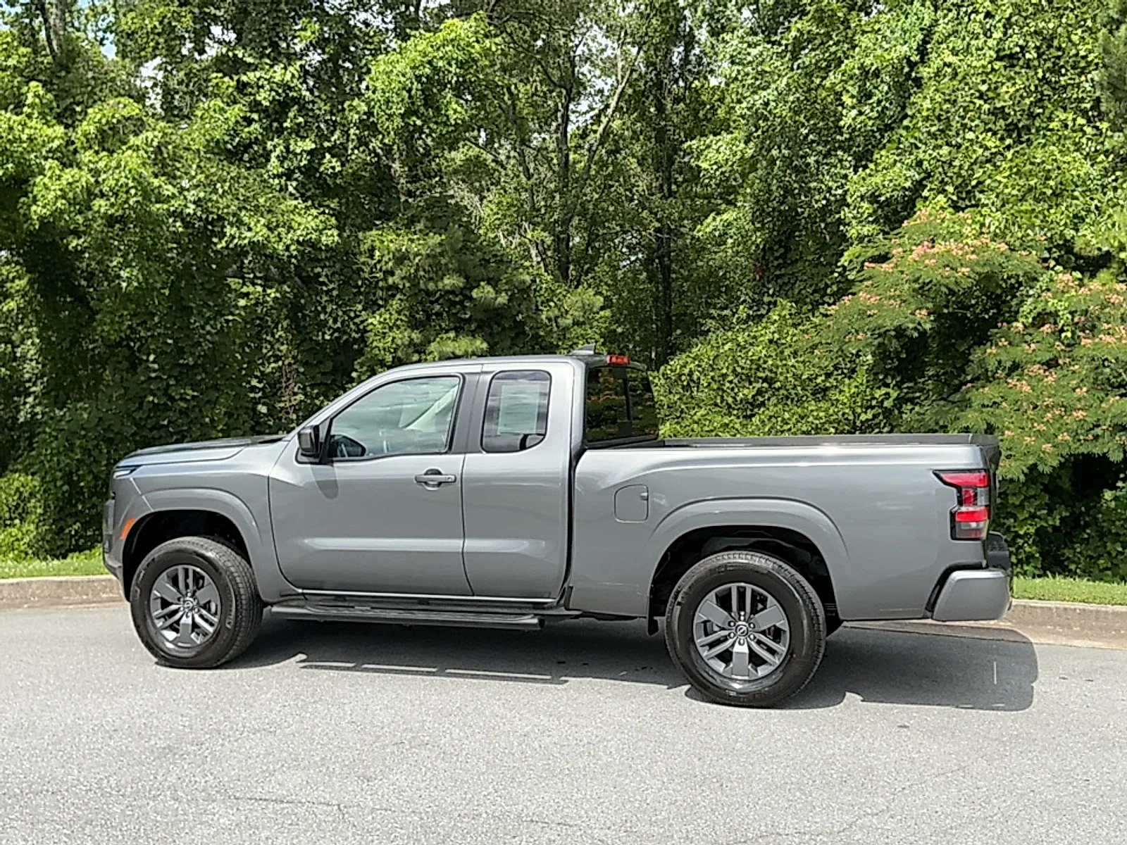 Used 2025 Gun Metallic Nissan King Cab SV 4x2 image 3
