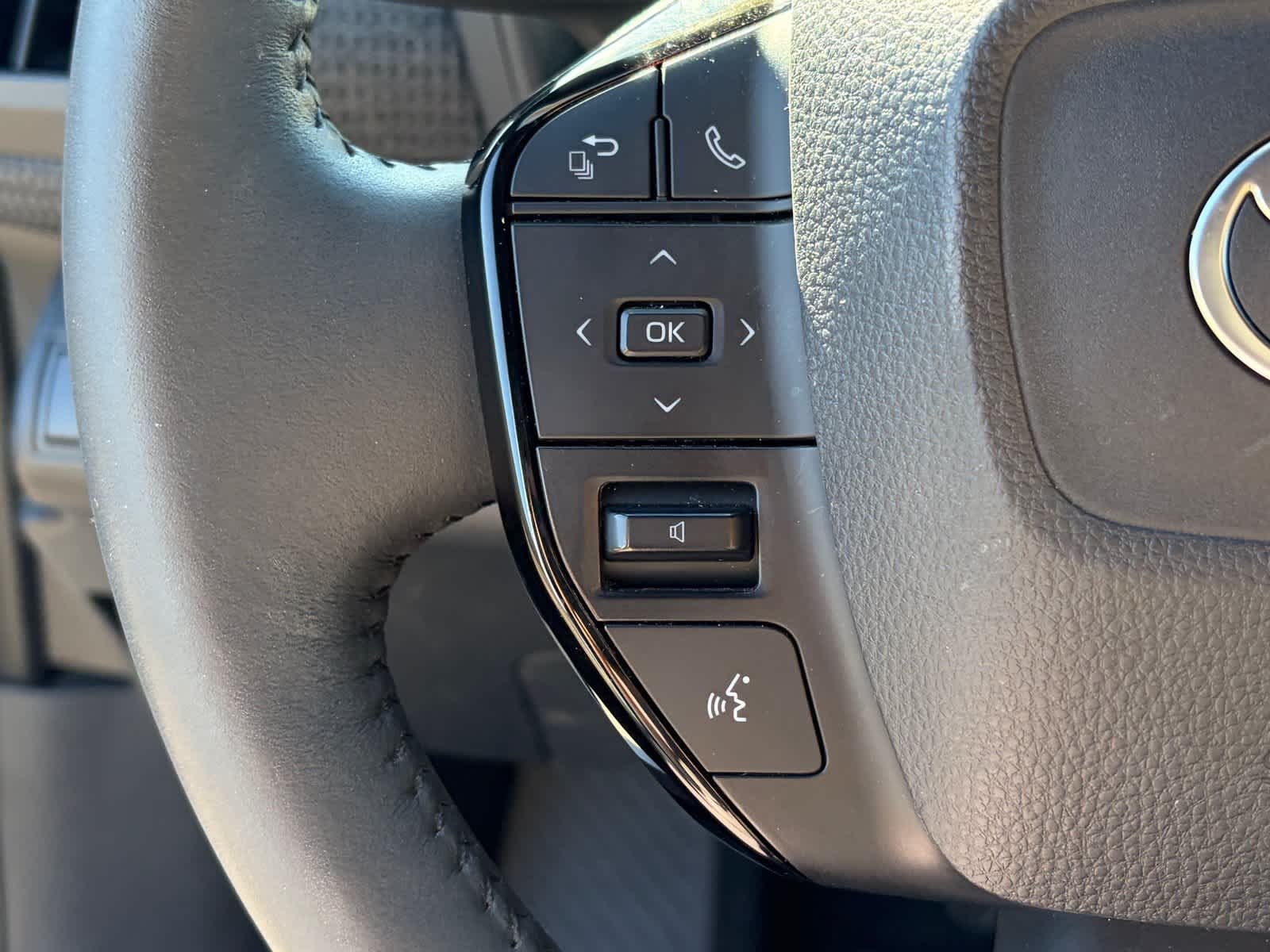 Used 2025 Wind Chill Pearl Toyota XLE image 11