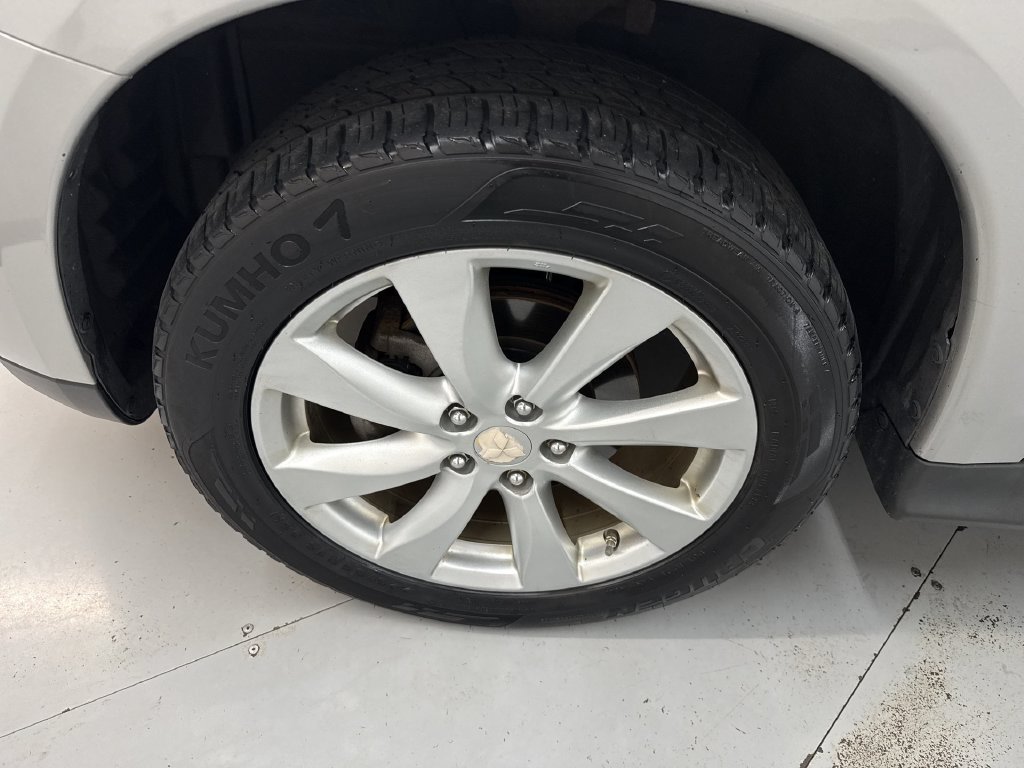 Used 2015 Silver Mitsubishi SE image 30