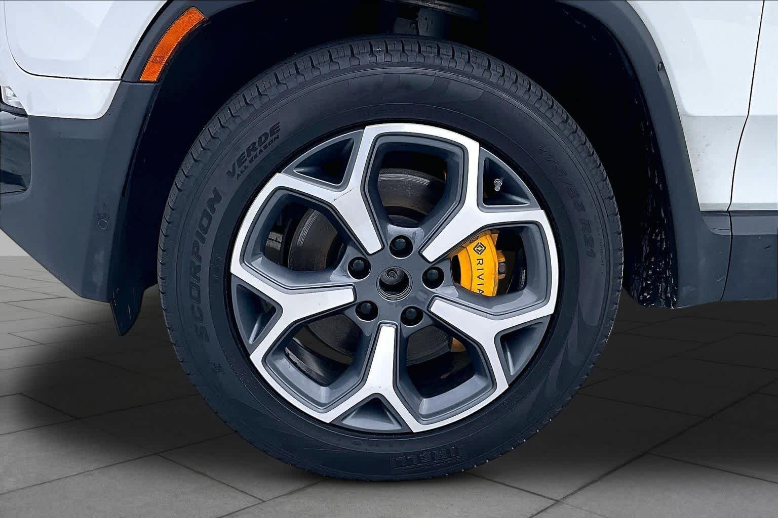Used 2023 Glacier White Rivian Launch Edition image 9