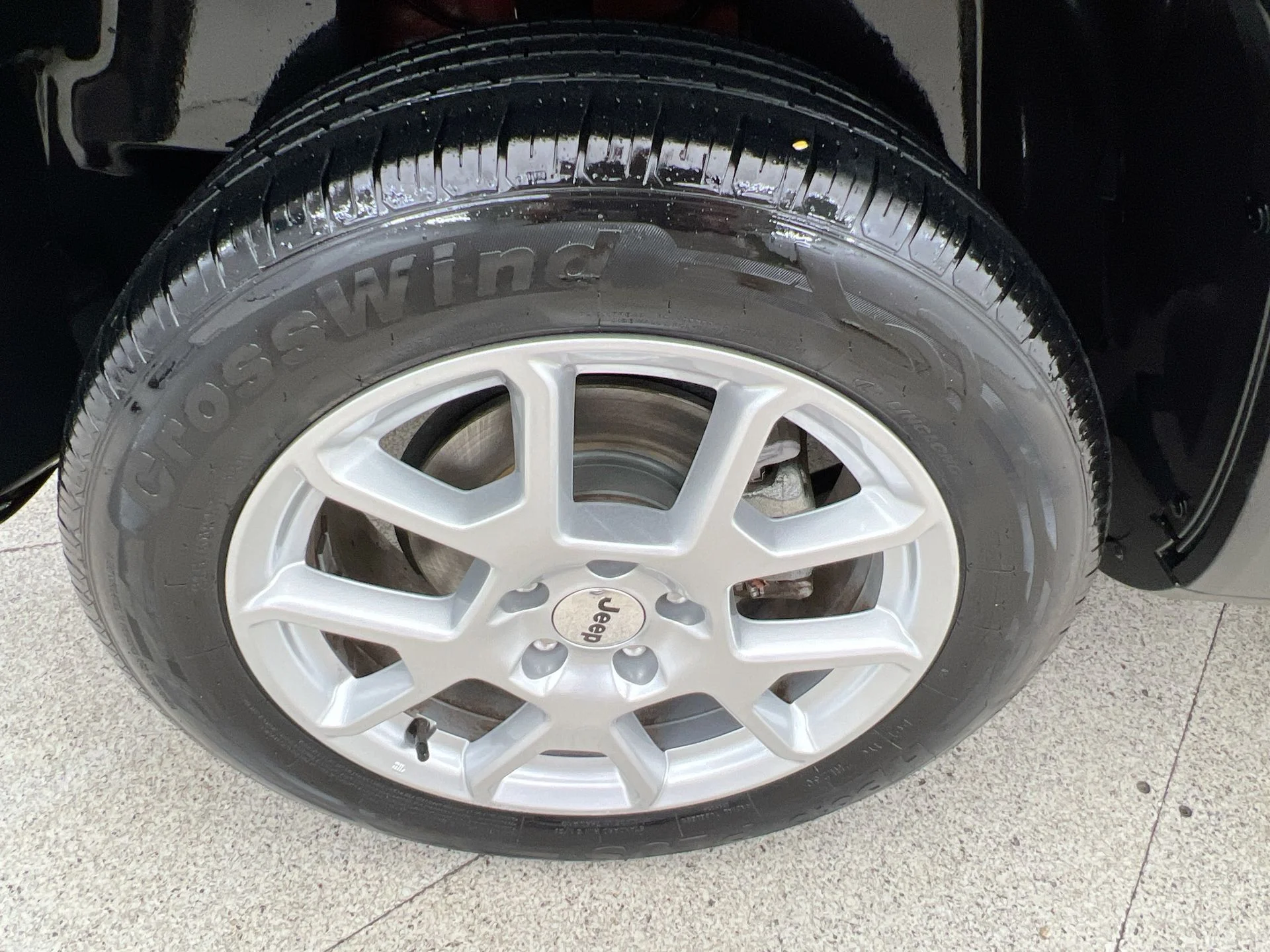 Used 2023 Red Jeep Latitude image 40