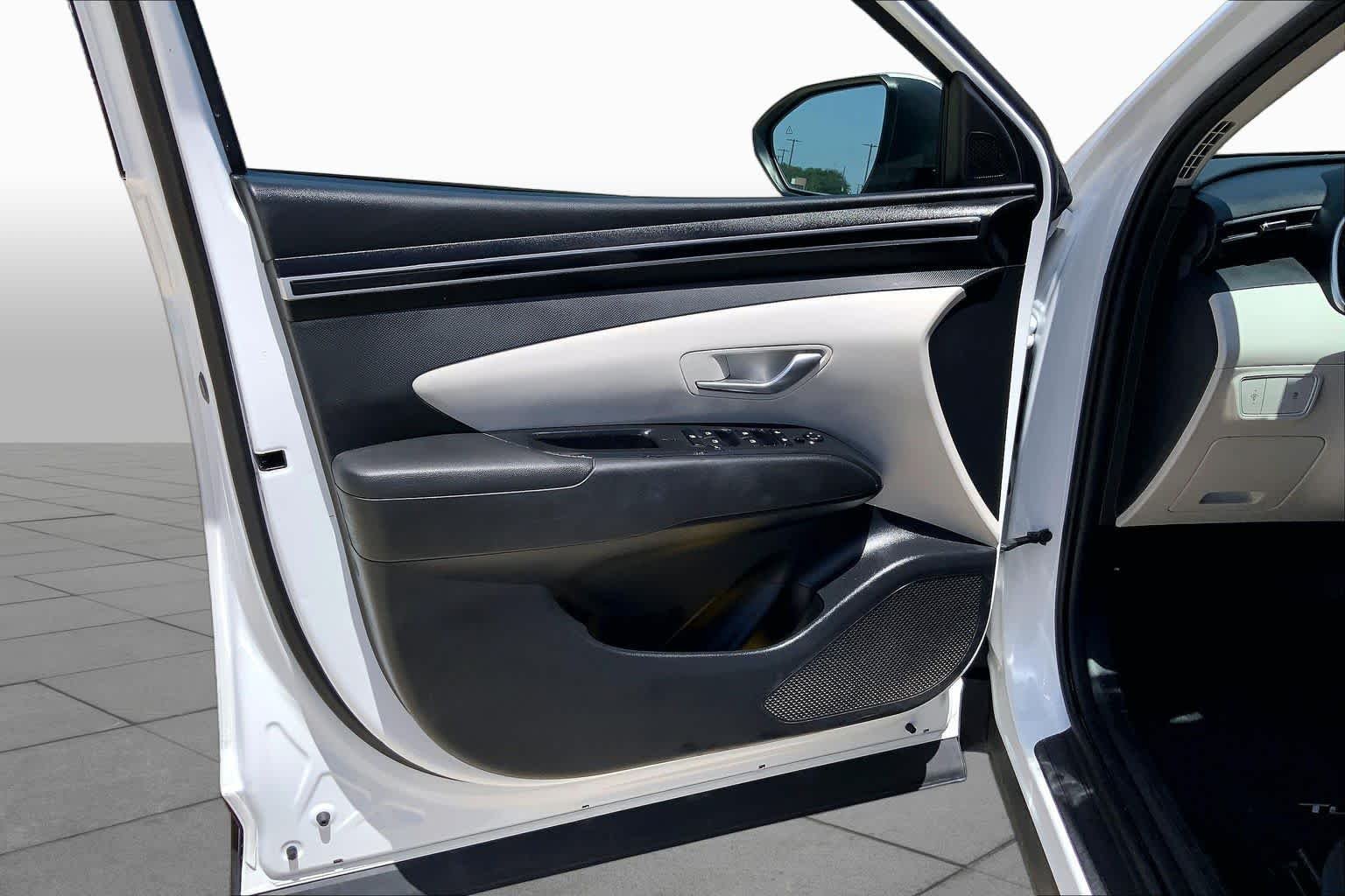 Used 2022 Quartz White Hyundai SE image 21
