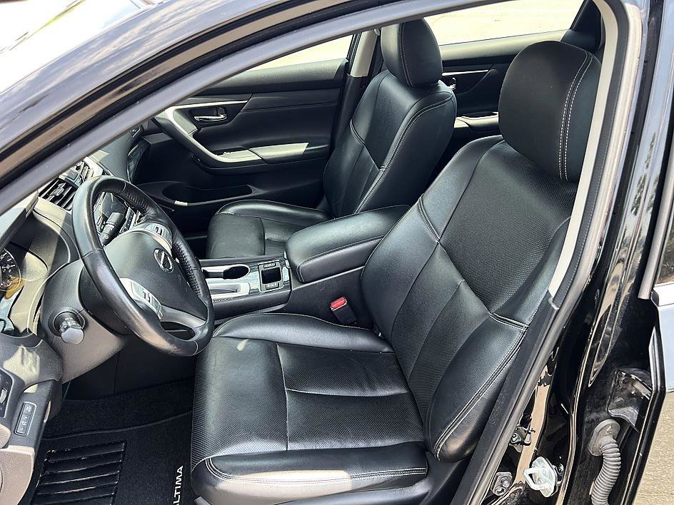 Used 2018 Super Black Nissan 2.5 SL image 13