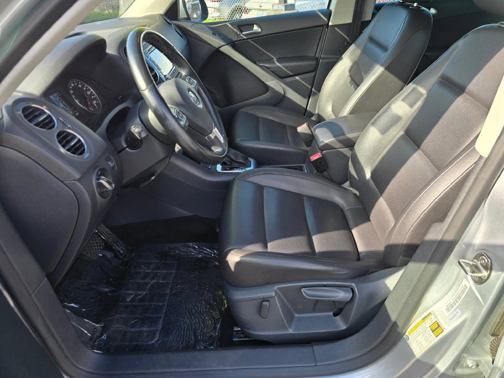 Used 2012 Silver Volkswagen SE image 22
