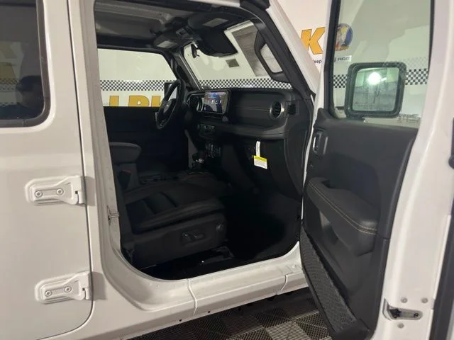 New 2026 Bright White Clear-Coat Exterior Paint Jeep Sahara image 57