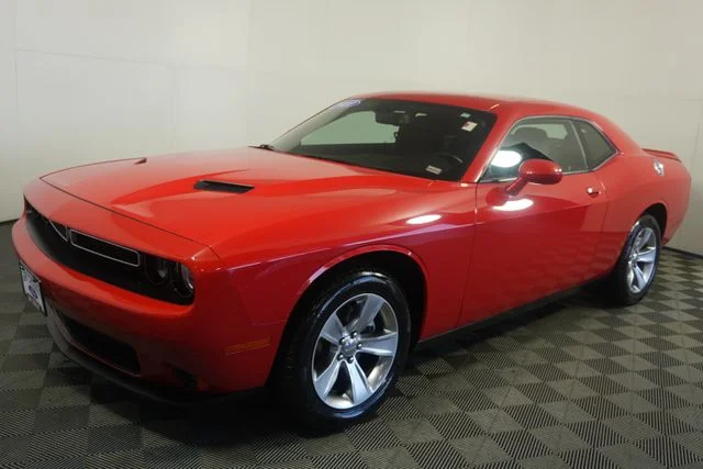 Used 2021 Torred Clearcoat Dodge SXT image 7