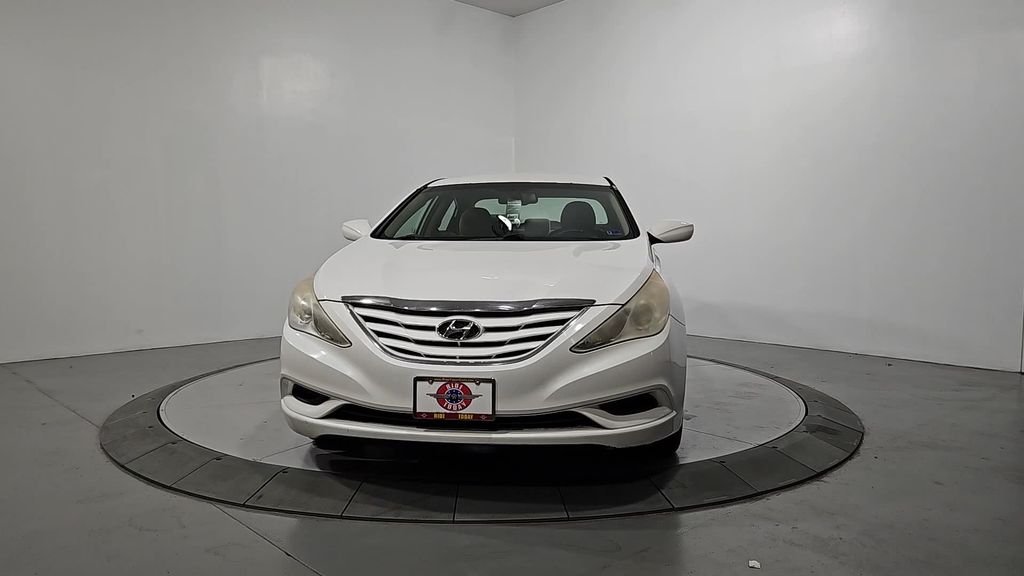 Used 2012 White Hyundai GLS image 9