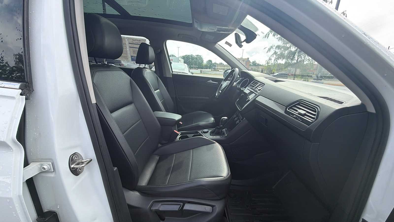 Used 2019 Pure White Volkswagen SE image 23
