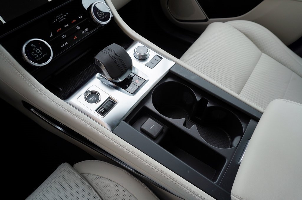 2025 JAGUAR F-PACE - Image 32