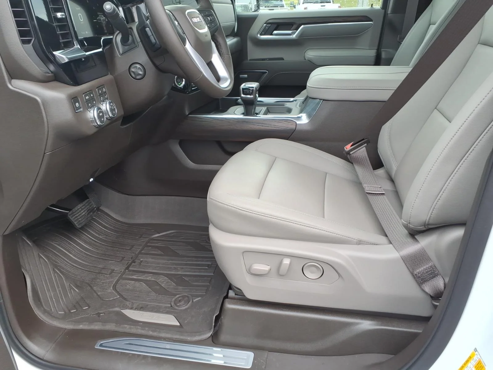 2026 GMC Sierra 1500 SLT - Photo 7