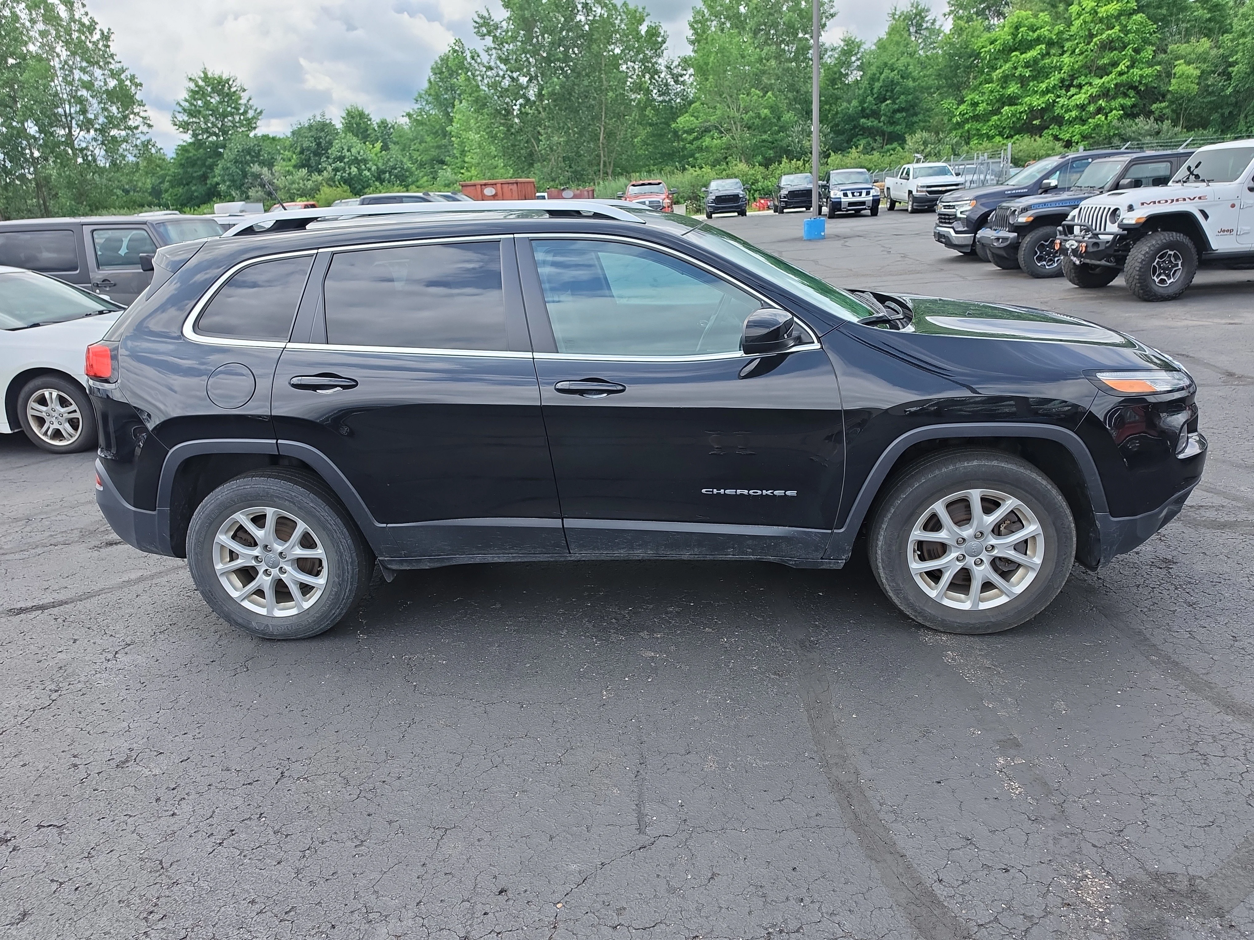 Used 2018 Diamond Black Crystal Pearlcoat Jeep Latitude image 2