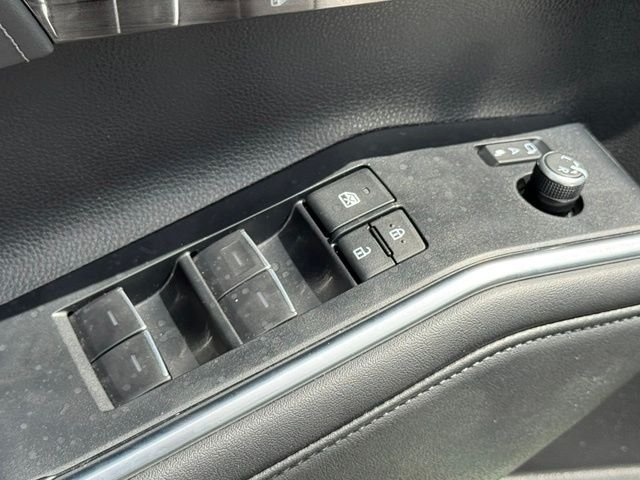 Used 2025  Toyota Platinum image 20