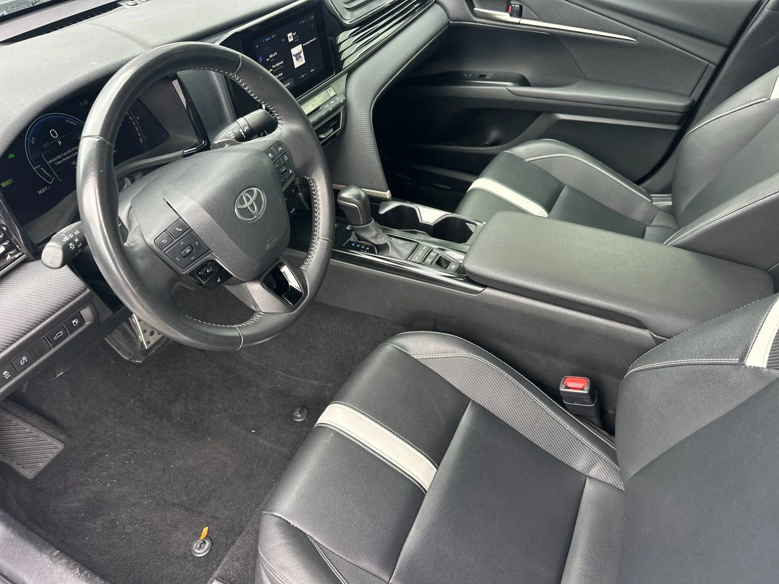 Used 2025 Ice Toyota SE image 9