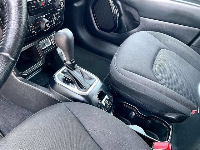 Used 2020 Alpine White Clea Jeep Altitude image 20