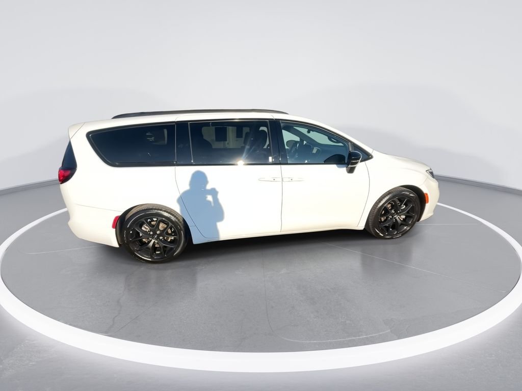 Used 2025 White Chrysler Limited image 9