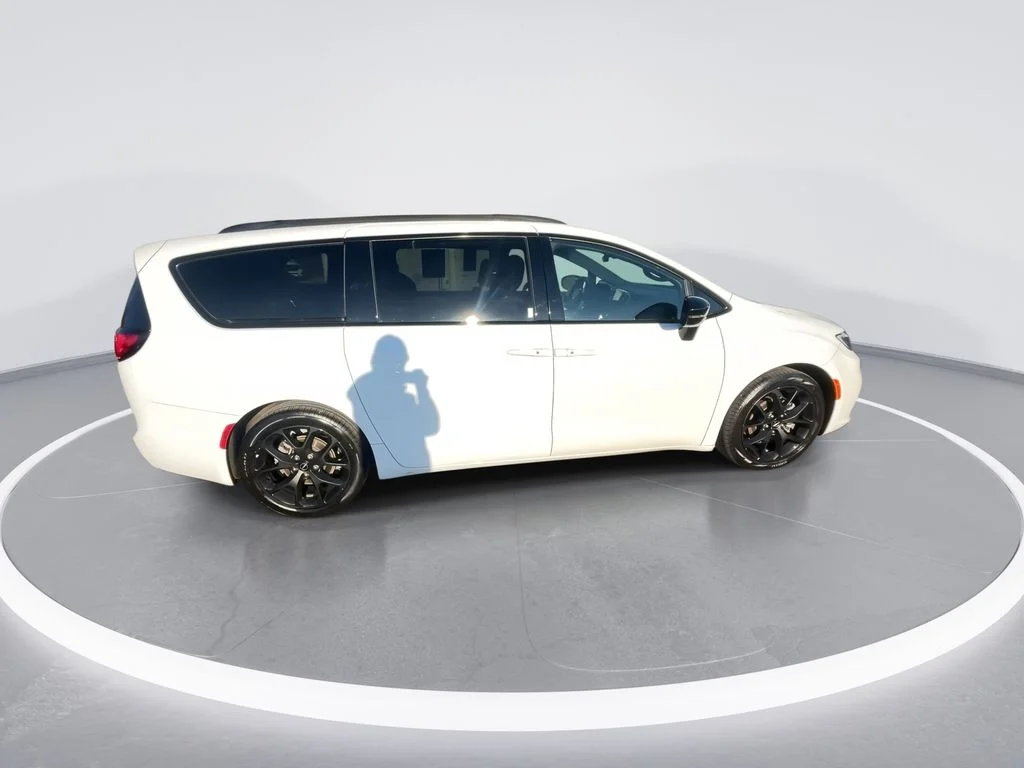 Used 2025 White Chrysler Limited image 9