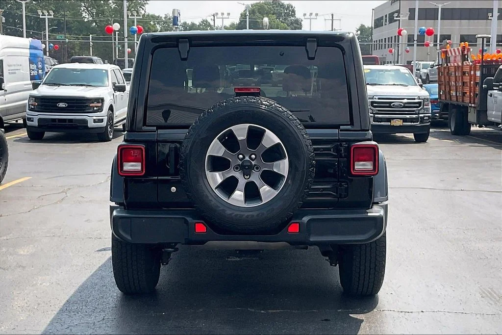 Used 2018 Black Jeep Unlimited Sahara image 3