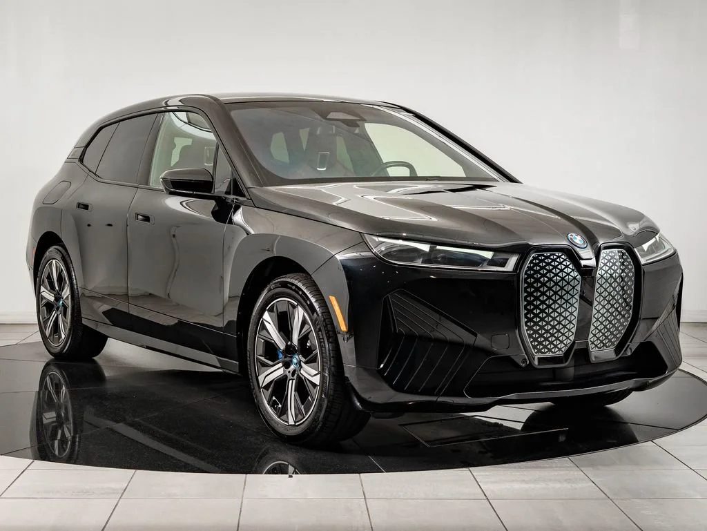 Used 2023 Black Sapphire Metallic BMW xDrive50 image 12