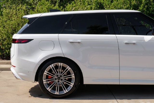 New 2027 Fuji White Land Rover Dynamic SE image 9