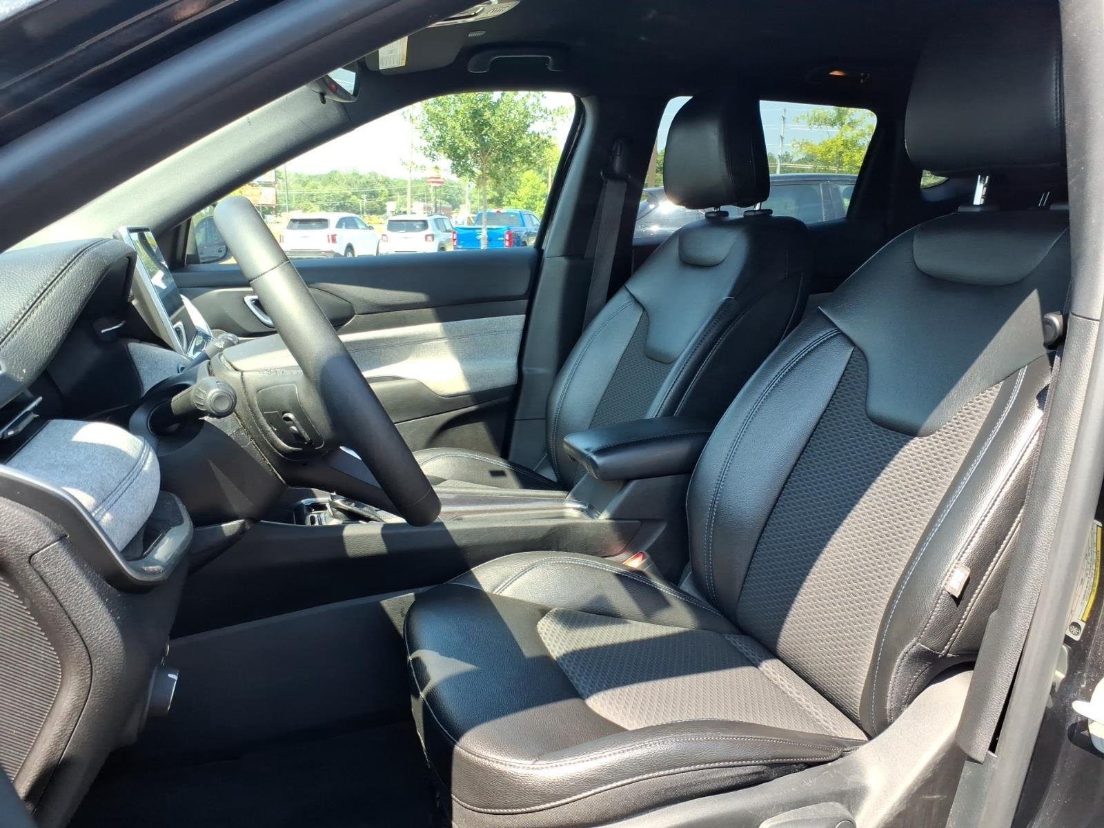 Used 2024 Diamond Black Crystal Pearlcoat Jeep Latitude image 18