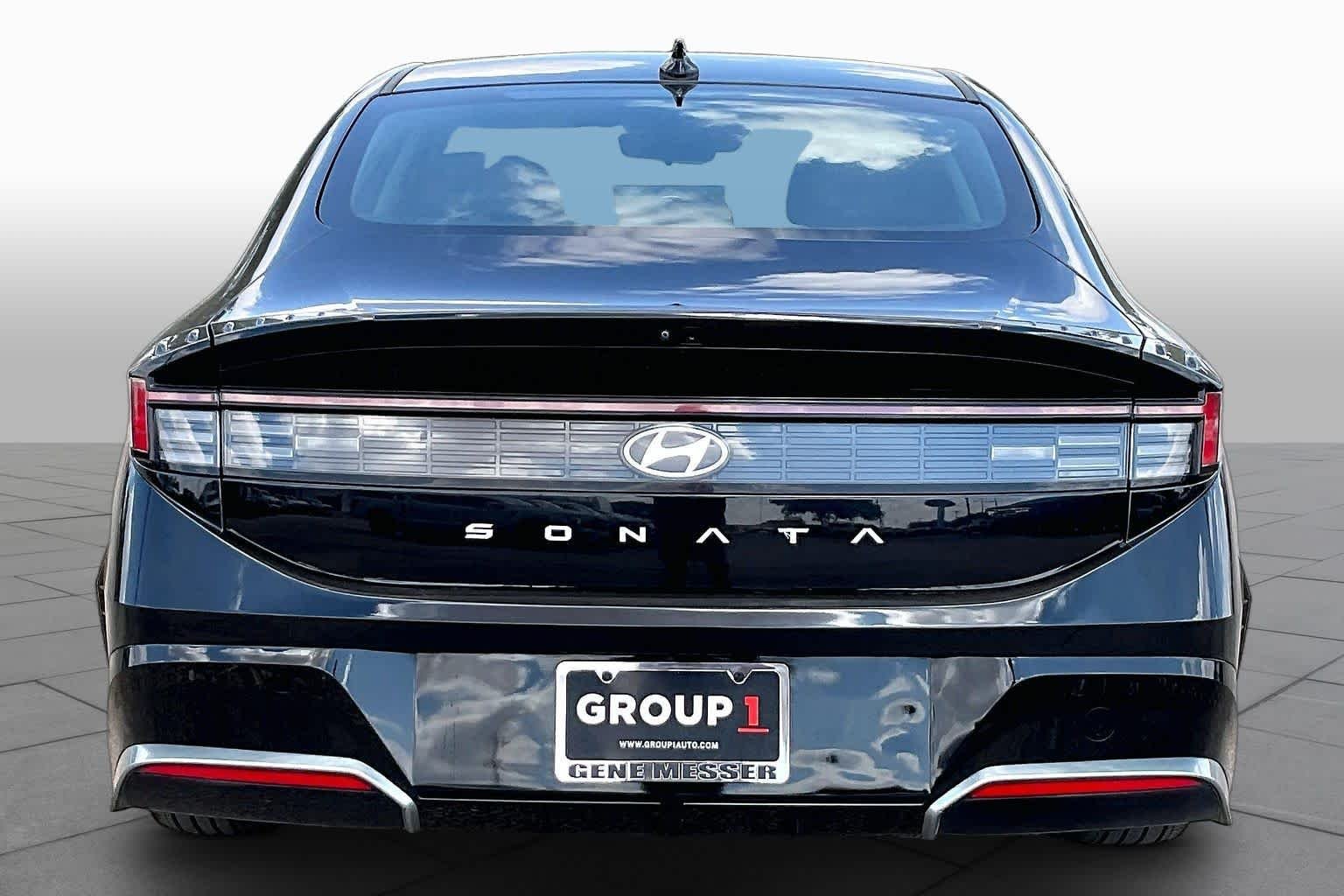 Used 2025 Black Hyundai SEL image 5